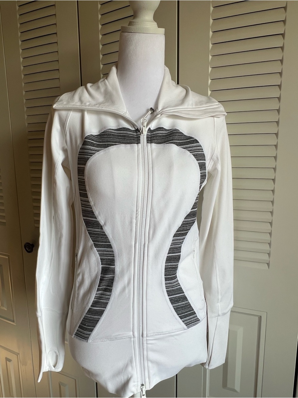 Lululemon In Stride White Jacket with Gray Stripes - Size 4 - NWT